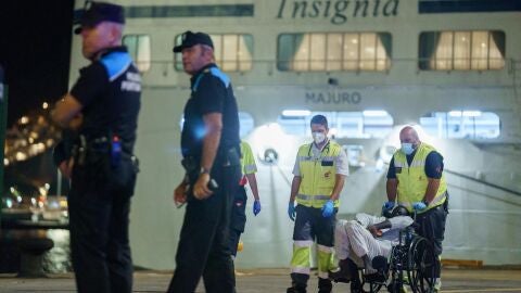 Miembros del dispositivo de emergencias trasladan uno de los supervivientes en el rescate realizado por un crucero en su rescate de 68 migrantes al sur de El Hierro