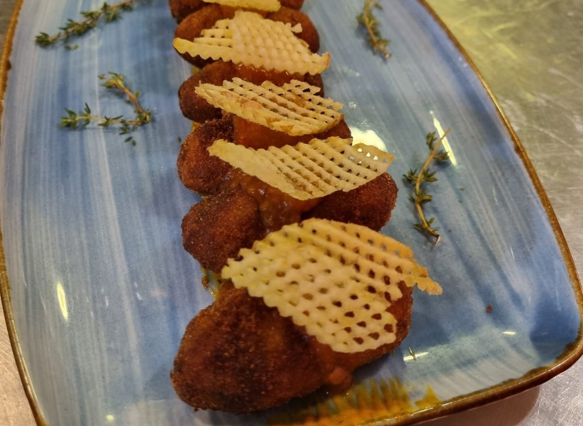 Unas croquetas de rabo de toro y un "picaíllo" con tomate y mango Unas croquetas de rabo de toro y un "picaíllo" con tomate y mango