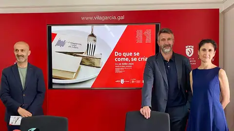 Autores, público e vendas avalan o éxito de “Vilagarcía, Cidade de Libro” O alcalde de Vilagarcía, Alberto Varela durante a presentación da programación
