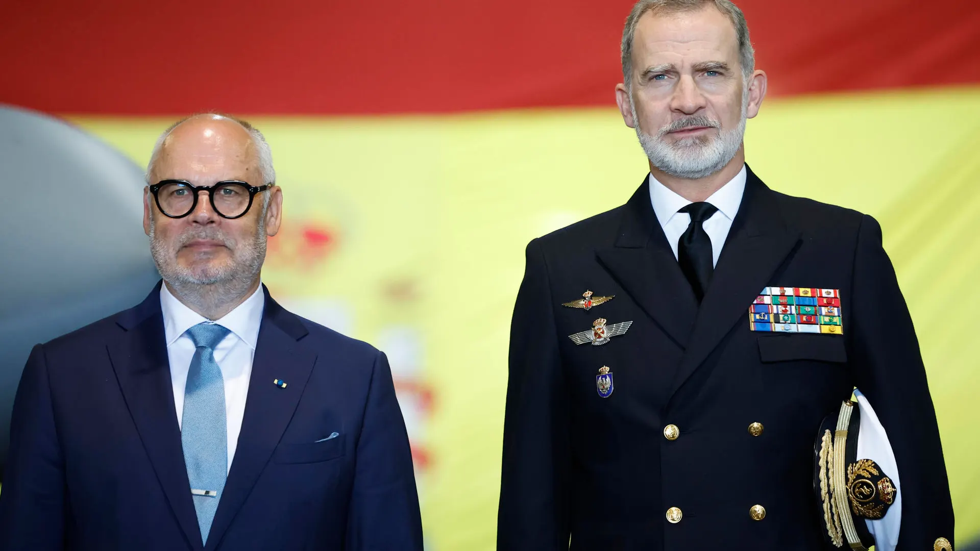 El rey Felipe VI y el presidente de la Rep&uacute;blica de Estonia, Alar Karis, visitan el portaaeronaves Juan Carlos I,