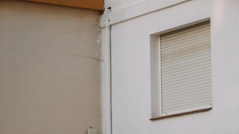 Ventana con persiana | Foto de archivo