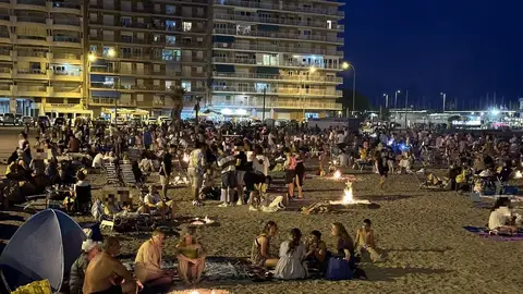 Celebración de la noche de San Juan de 2024 en una playa de Santa Pola. Celebración de la noche de San Juan de 2024 en una playa de Santa Pola.