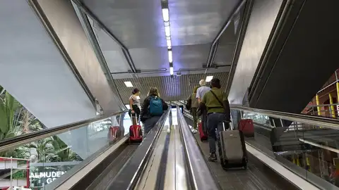 Archivo - Viajeros con maletas - Archivo - Viajeros con maletas -