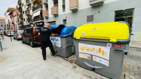 Contenedores en una calle de València