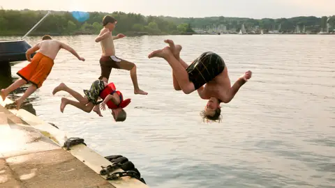 Vuelve la campaña "Con cabeza sí, de cabeza no” para prevenir las lesiones medulares por malas zambullidas Vuelve la campaña "Con cabeza sí, de cabeza no” para prevenir las lesiones medulares por malas zambullidas