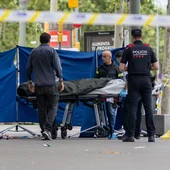 Agentes de los Mossos d'Esquadra y trabajadores de la funeraria levantan el cadáver del joven fallecido, en el paseo Joan de Borbó, a 24 de junio de 2024, en Barcelona/ Lorena Sopêna / Europa Press Agentes de los Mossos d'Esquadra y trabajadores de la funeraria levantan el cadáver del joven fallecido, en el paseo Joan de Borbó, a 24 de junio de 2024, en Barcelona/ Lorena Sopêna / Europa Press