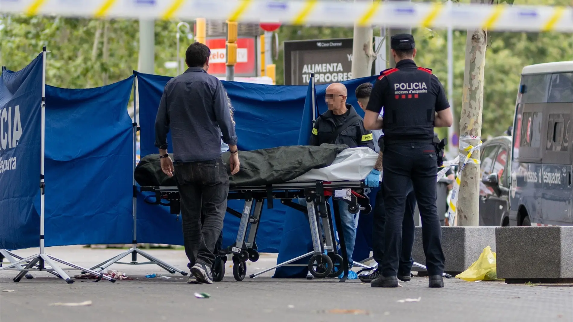 Agentes de los Mossos d'Esquadra y trabajadores de la funeraria levantan el cadáver del joven fallecido, en el paseo Joan de Borbó, a 24 de junio de 2024, en Barcelona/ Lorena Sopêna / Europa Press Agentes de los Mossos d'Esquadra y trabajadores de la funeraria levantan el cadáver del joven fallecido, en el paseo Joan de Borbó, a 24 de junio de 2024, en Barcelona/ Lorena Sopêna / Europa Press