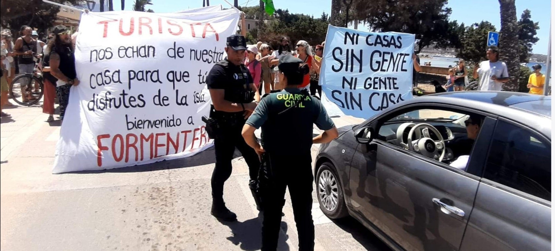 Manuel Ángel Suárez: “En Formentera todo el mundo conoce a alguien que anuncia que alquila gallineros o habitaciones para ocho personas" Manuel Ángel Suárez: “En Formentera todo el mundo conoce a alguien que anuncia que alquila gallineros o habitaciones para ocho personas"