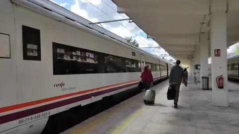 Renfe lanza una campaña con billetes a "superprecios" para viajar este verano a destinos como Extremadura Renfe lanza una campaña con billetes a "superprecios" para viajar este verano a destinos como Extremadura