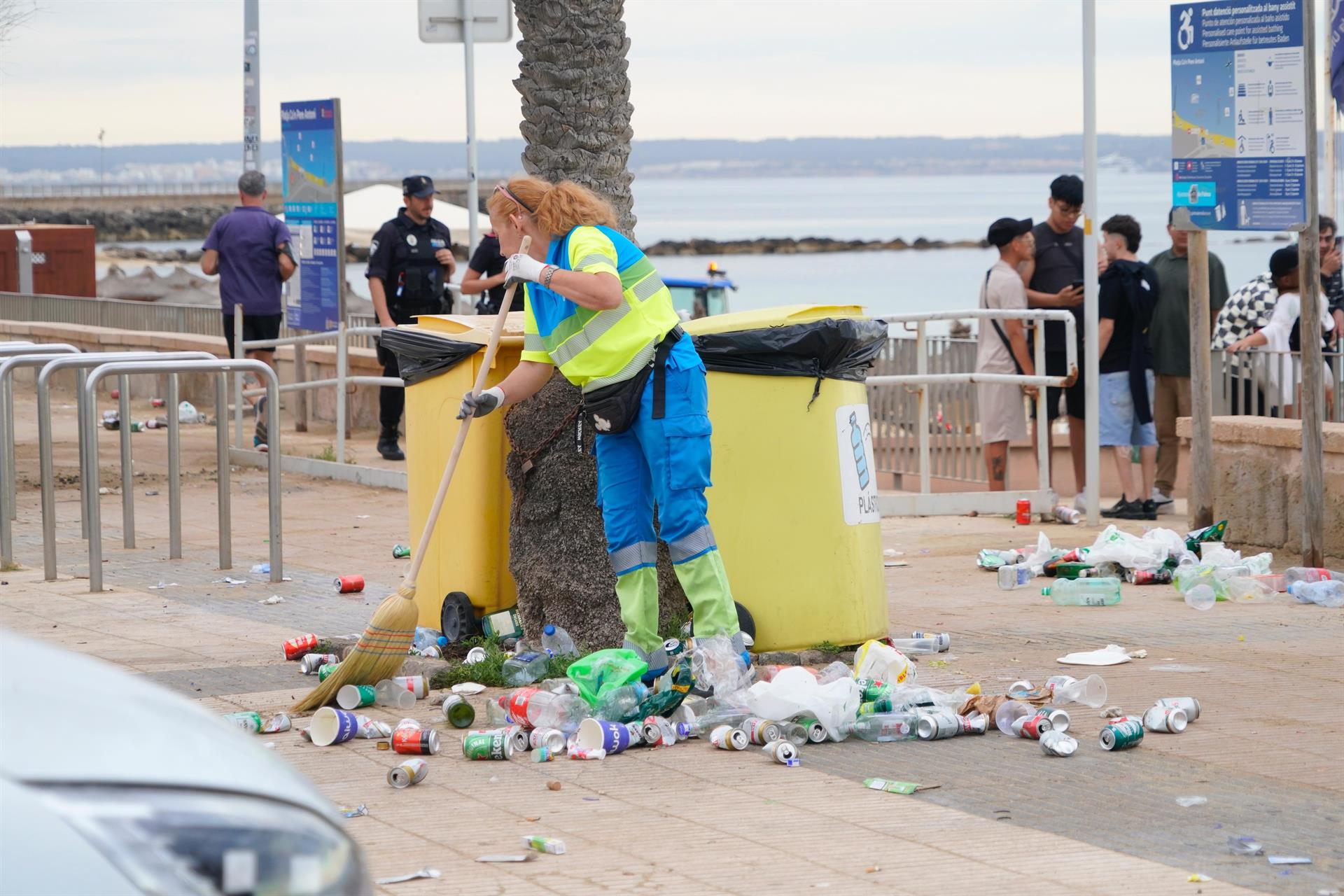 Toneladas de basura para la noche mágica Toneladas de basura para la noche mágica