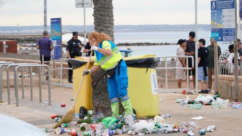 Una operaria de Emaya trabaja tras la noche de San Juan