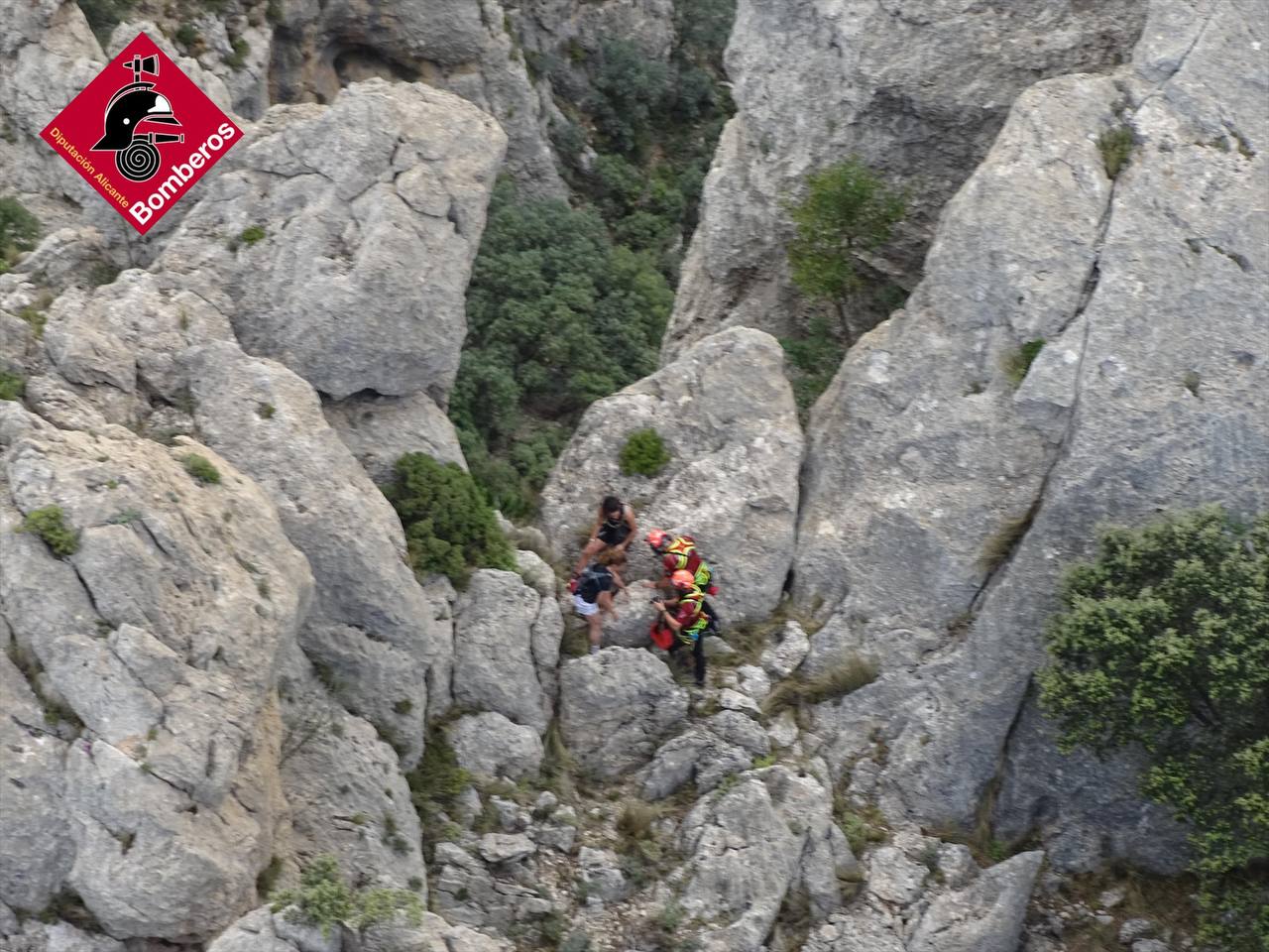 Los Bomberos rescatan a tres senderistas en el Puig Campana este fin de semana Los Bomberos rescatan a tres senderistas en el Puig Campana este fin de semana