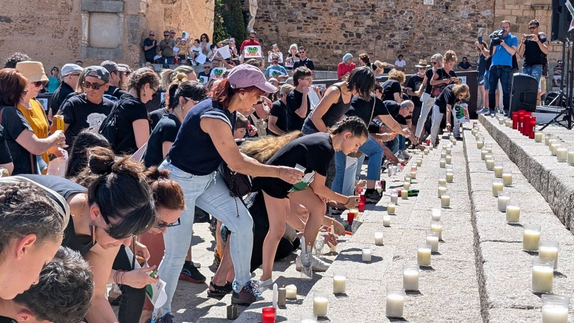 Cientos de personas reiteran su "no a la mina" de litio en Cáceres y afean la declaración de PREMIA para el proyecto Cientos de personas reiteran su "no a la mina" de litio en Cáceres y afean la declaración de PREMIA para el proyecto