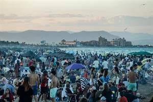 València vive una Noche de San Juan de récord, con más de 140.000 personas en las playas València vive una Noche de San Juan de récord, con más de 140.000 personas en las playas