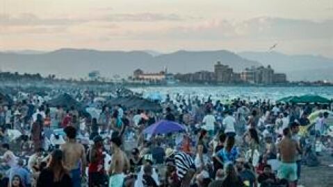 Miles de personas acuden a las playas de València para celebrar la tradicional noche de San Juan