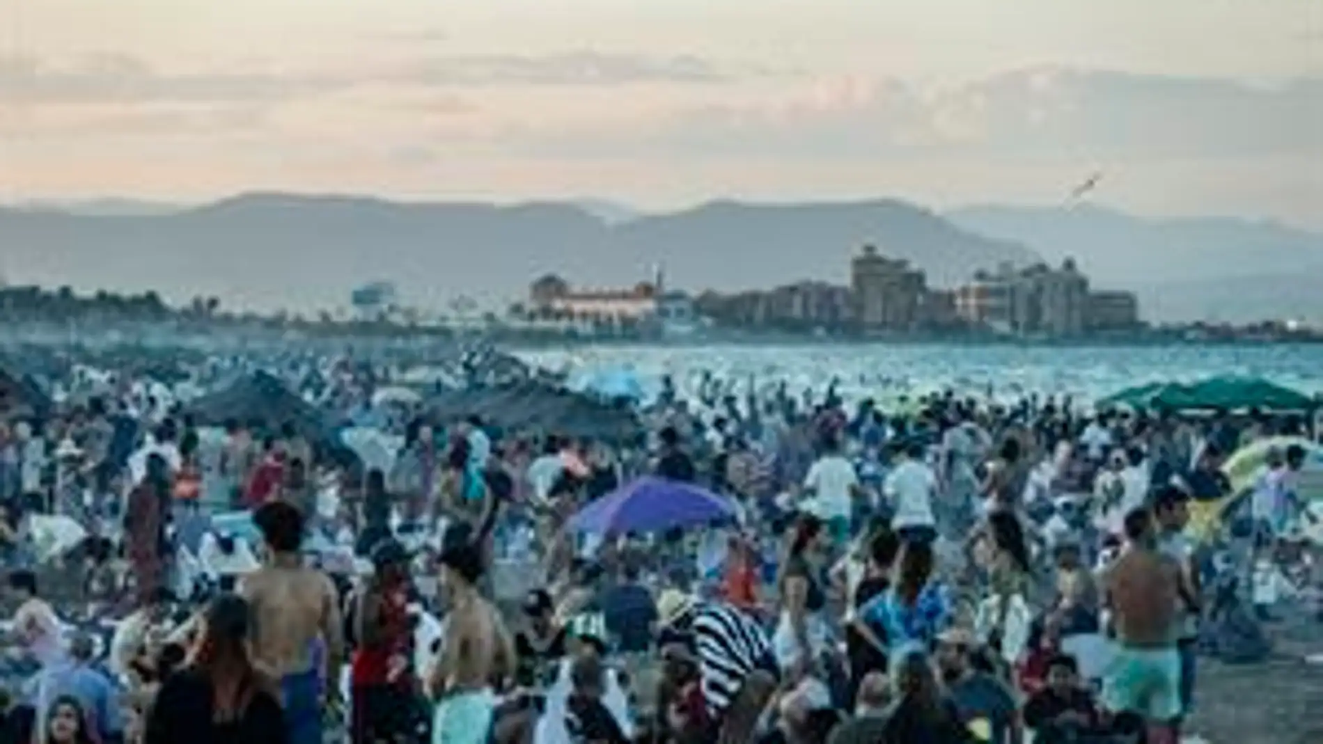 Miles de personas acuden a las playas de València para celebrar la tradicional noche de San Juan