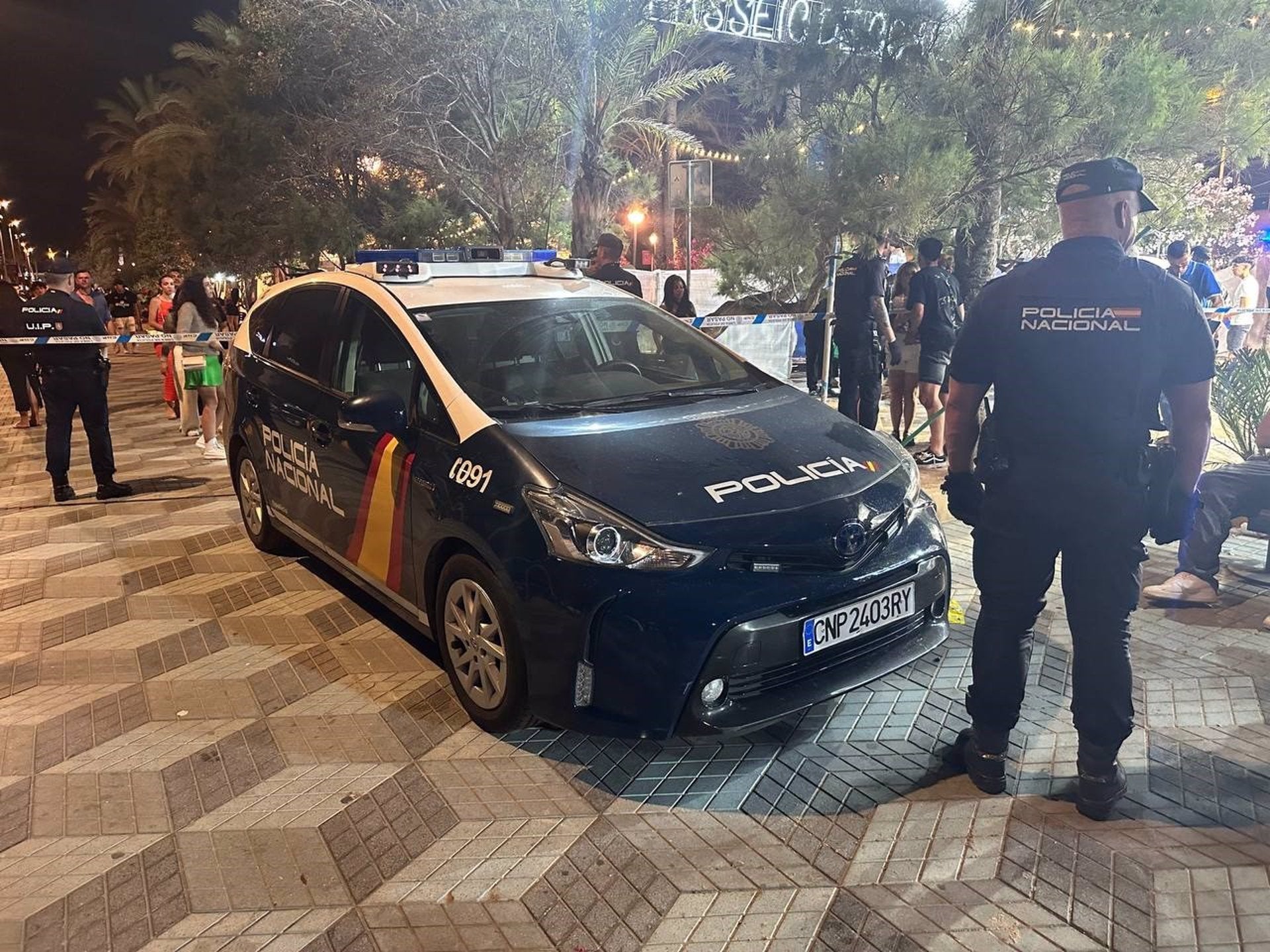 Disuelven en Alicante a una multitud que pretendía entrar sin pagar a una barraca Disuelven en Alicante a una multitud que pretendía entrar sin pagar a una barraca