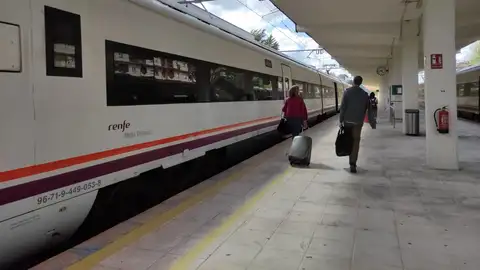 Renfe exigirá a Talgo compensaciones económicas por las incidencias en los nuevos Avril Renfe exigirá a Talgo compensaciones económicas por las incidencias en los nuevos Avril