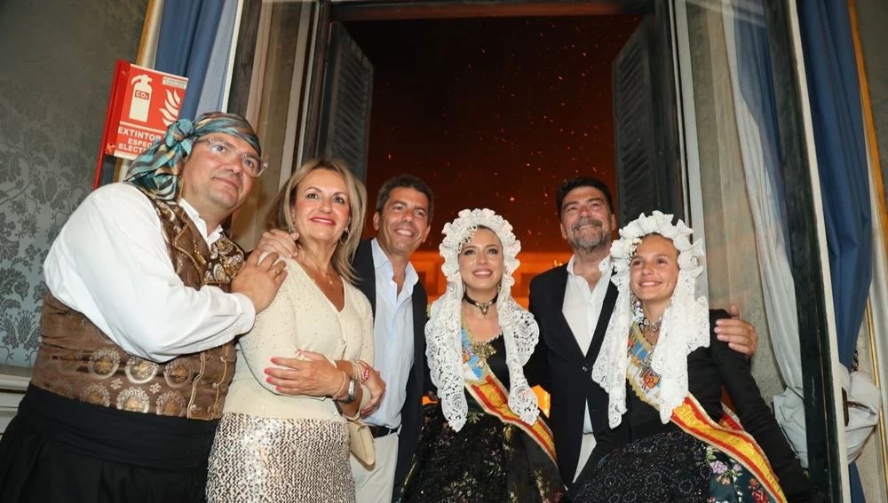 Carlos Mazón, junto a la consellera de Turisme Nuria Montes, el alcalde, Luis Barcala y los representantes de Les Fogueres 