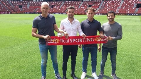 Alb&eacute;s y su cuerpo t&eacute;cnico