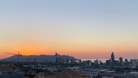 Amanece en Benidorm en d&iacute;a soleado
