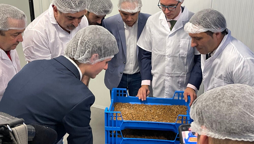 Visita a las instalaciones durante la inauguración 