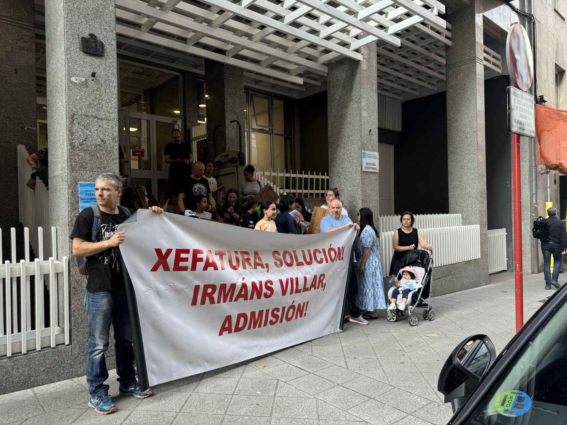 Pais e nais do Irmáns Villar voltan a manifestarse diante da delegación de Educación Pais e nais do Irmáns Villar voltan a manifestarse diante da delegación de Educación
