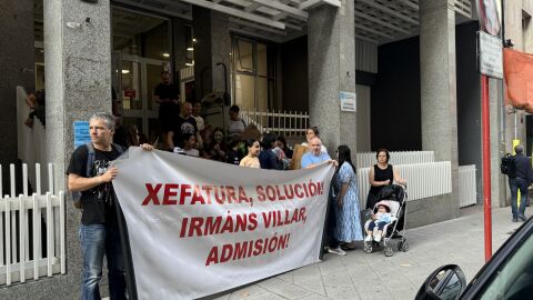 Pais e nais do Irm&aacute;ns Villar voltan a manifestarse diante da delegaci&oacute;n de Educaci&oacute;n