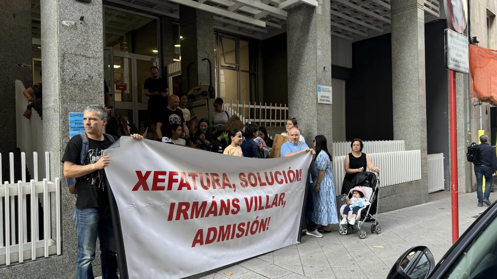 Pais e nais do Irmáns Villar voltan a manifestarse diante da delegación de Educación