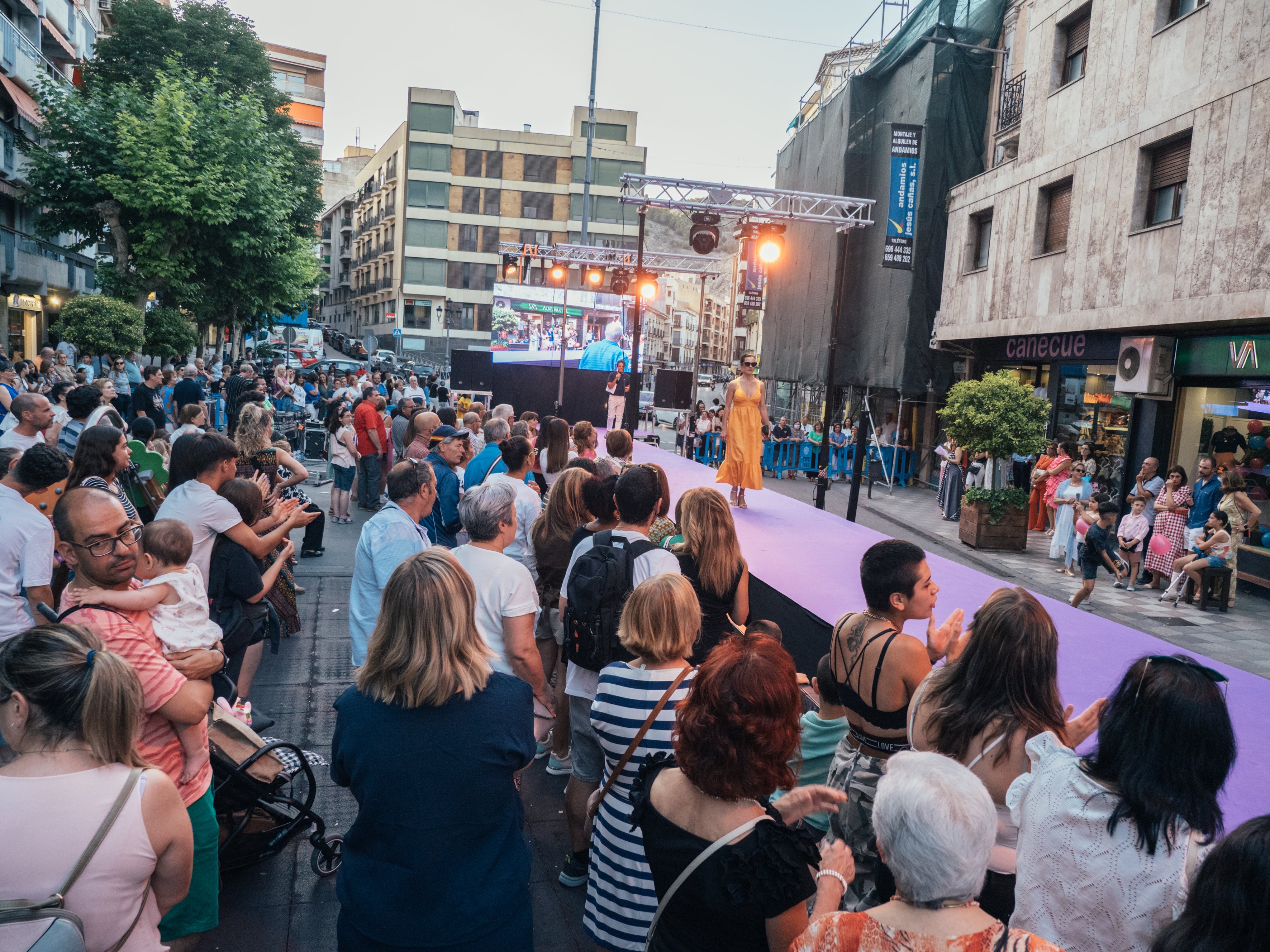 Cancelan por lluvia el desfile de moda en Cuenca para animar las compras Cancelan por lluvia el desfile de moda en Cuenca para animar las compras