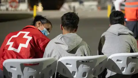 Imagen de archivo de dos menores rescatados por Salvamento Marítimo junto a otras 45 personas cuando intentaban alcanzar la costa de Fuerteventura en una lancha neumática. Imagen de archivo de dos menores rescatados por Salvamento Marítimo junto a otras 45 personas cuando intentaban alcanzar la costa de Fuerteventura en una lancha neumática.