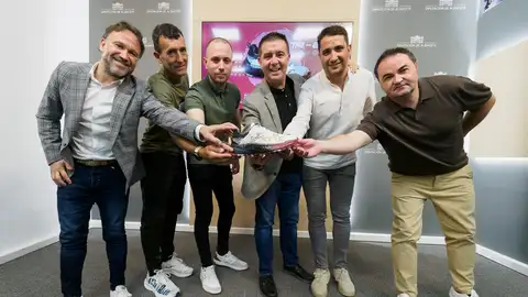 La Diputación de Albacete presentan unas zapatillas de edición especial para los Circuitos Deportivos La Diputación de Albacete presentan unas zapatillas de edición especial para los Circuitos Deportivos