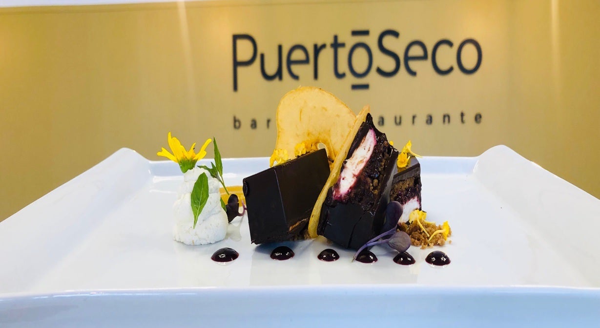 Lingotes de chocolate, mousse de manzana, compota de frutas rojos y crambel de galleta Lingotes de chocolate, mousse de manzana, compota de frutas rojos y crambel de galleta