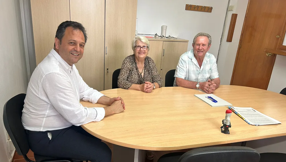 el presidente del Consell Insular de Formentera, Lorenzo Córdoba, la presidente del Centro de Mayores de Sant Ferran, Rita Costa Ferrer, y el presidente de la Asociación de Matoresl del Pilar de la Mola, Jaume Escandell Torres. el presidente del Consell Insular de Formentera, Lorenzo Córdoba, la presidente del Centro de Mayores de Sant Ferran, Rita Costa Ferrer, y el presidente de la Asociación de Matoresl del Pilar de la Mola, Jaume Escandell Torres.