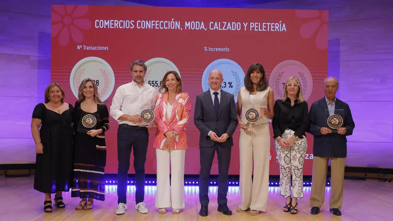 Natalia Chueca con algunos de los premiados en la Gala Volveremos Natalia Chueca con algunos de los premiados en la Gala Volveremos