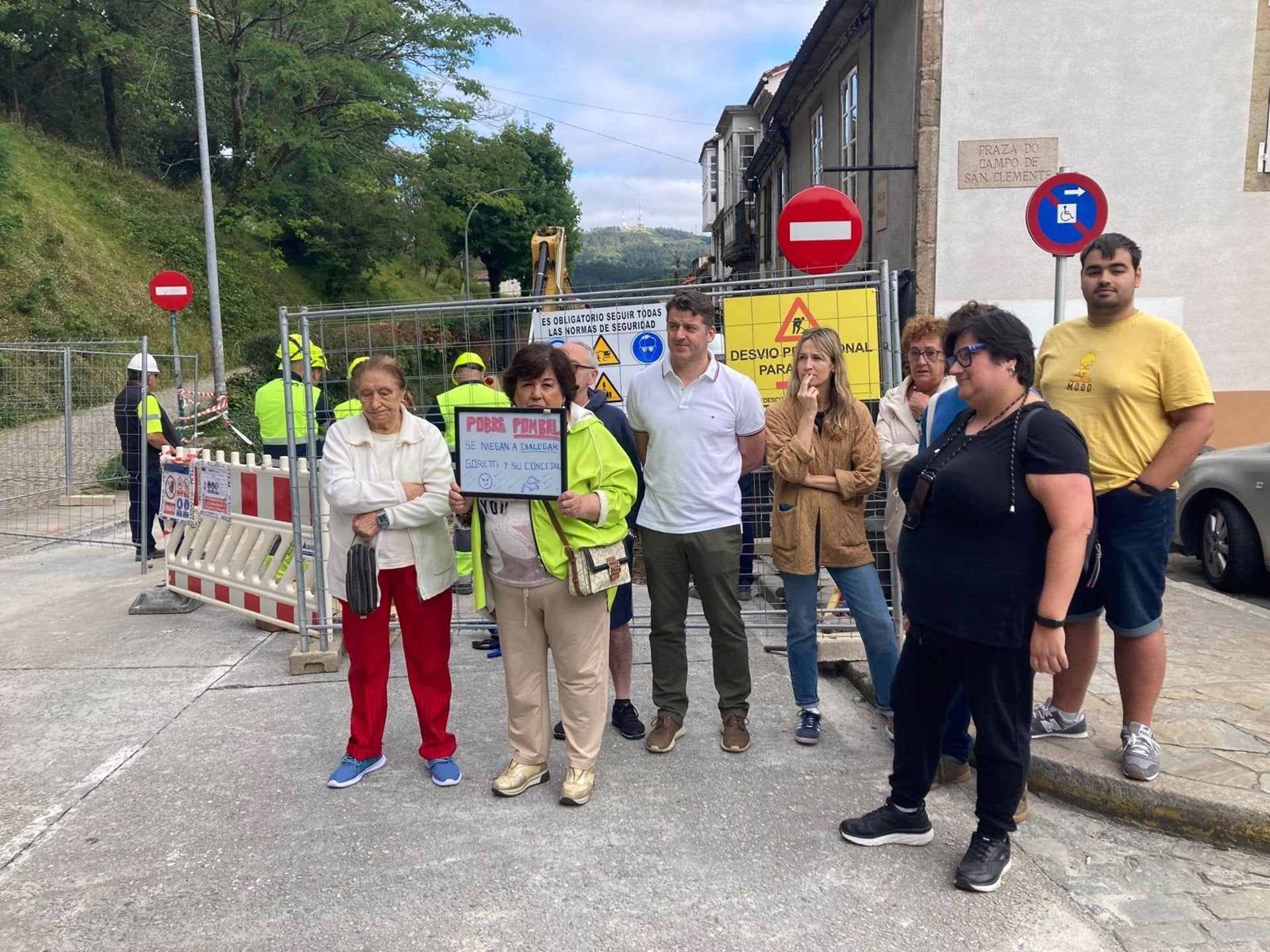 Vecinos de la rúa do Pombal se concentran como protesta por los cortes de agua mientras el Concello de Santiago señala que se hizo "a horas de menor afectación" Vecinos de la rúa do Pombal se concentran como protesta por los cortes de agua mientras el Concello de Santiago señala que se hizo "a horas de menor afectación"