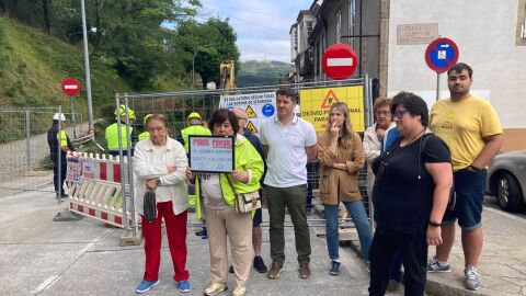 Vecinos de la rúa do Pombal se concentran como protesta por los cortes de agua mientras el Concello de Santiago señala que se hizo &quot;a horas de menor afectación&quot;