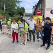 Vecinos de la rúa do Pombal se concentran como protesta por los cortes de agua mientras el Concello de Santiago señala que se hizo "a horas de menor afectación" Vecinos de la rúa do Pombal se concentran como protesta por los cortes de agua mientras el Concello de Santiago señala que se hizo "a horas de menor afectación"