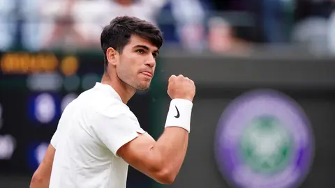 Alcaraz celebra su triunfo en Wimbledon. Alcaraz celebra su triunfo en Wimbledon.