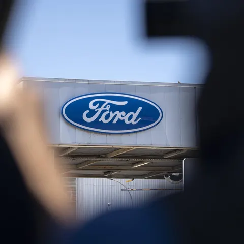 Archivo - Logo de Ford en la entrada de la fábrica -