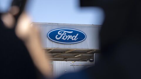 Archivo - Logo de Ford en la entrada de la fábrica - 