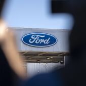Archivo - Logo de Ford en la entrada de la fábrica - 