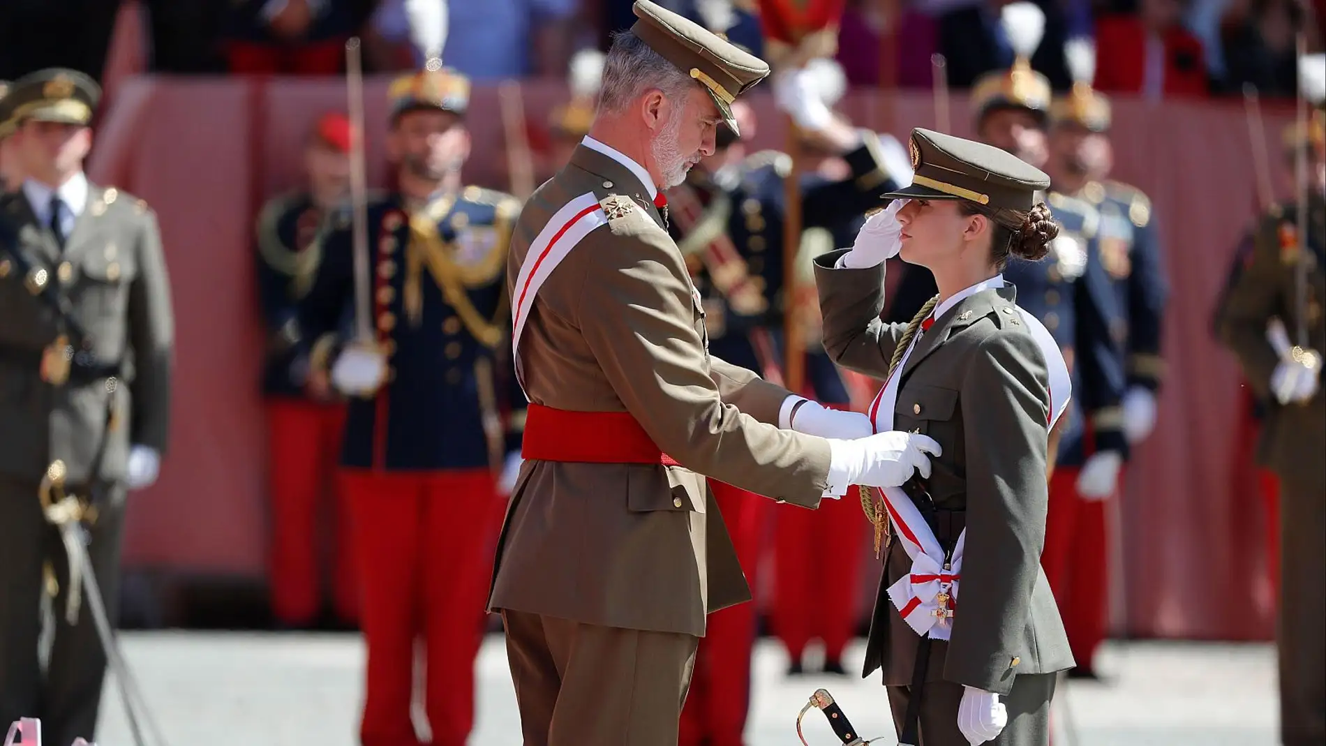 El Rey Felipe VI ha impuesto la Gran Cruz del Mérito Militar a la Princesa de Asturias