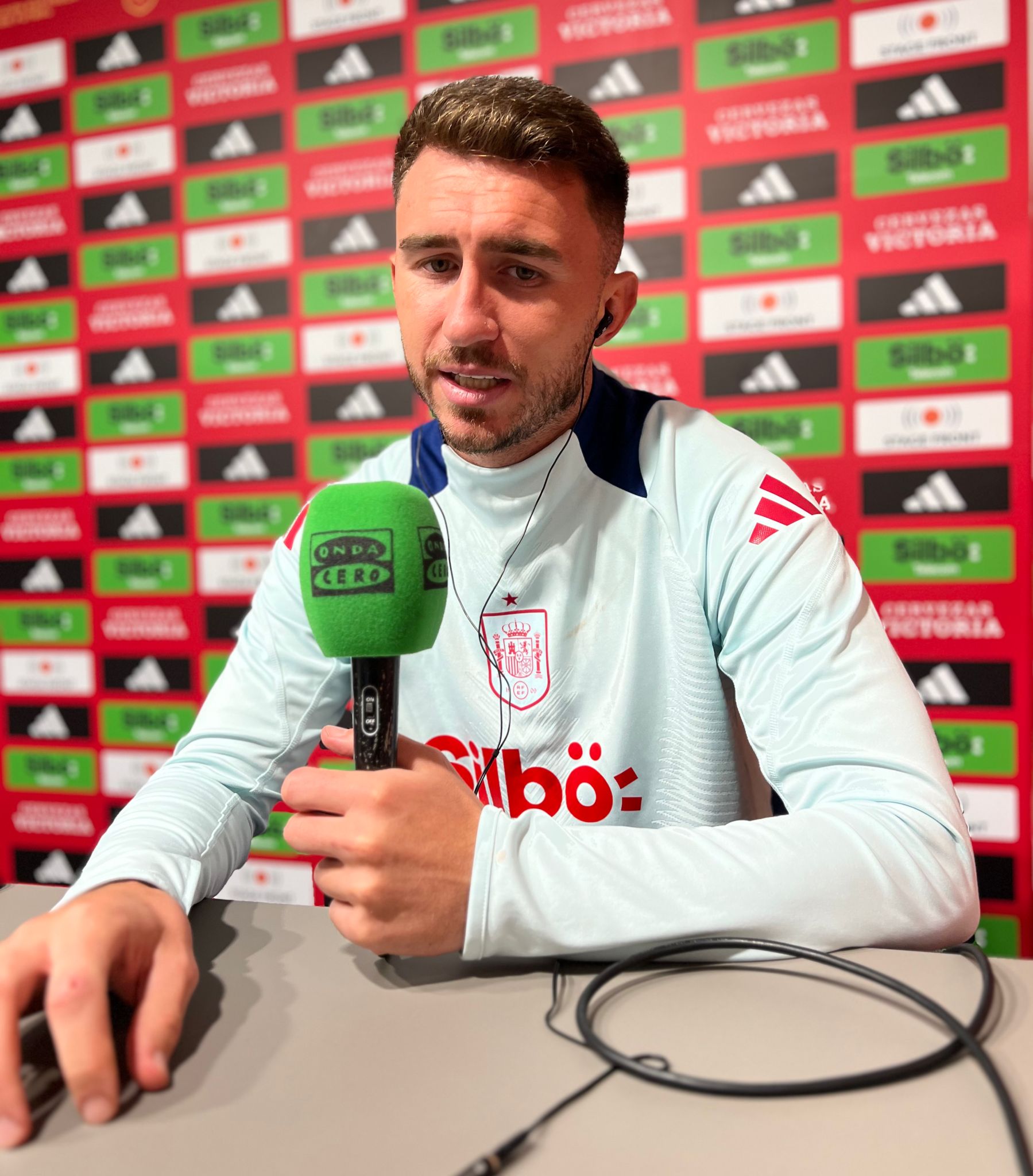 Laporte: "No tengo que reivindicarme cada vez que pasa algo, estoy aquí para defender a España" Laporte: "No tengo que reivindicarme cada vez que pasa algo, estoy aquí para defender a España"