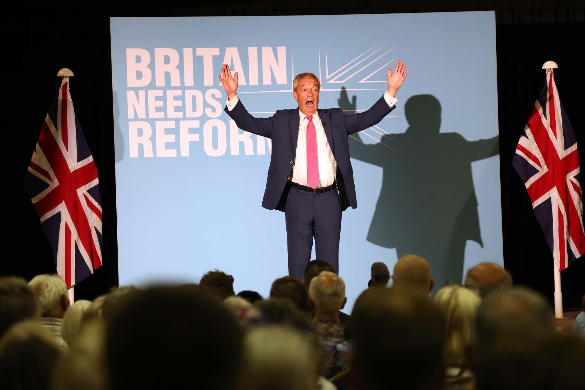 Así es Nigel Farage, el impulsor del Brexit y euroescéptico que busca aprovechar la caída de Rishi Sunak Así es Nigel Farage, el impulsor del Brexit y euroescéptico que busca aprovechar la caída de Rishi Sunak