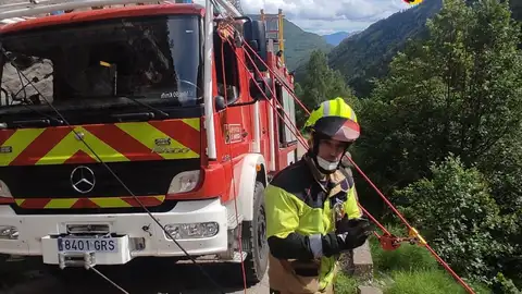 Fuera de peligro el menor herido grave tras caer un microbús por un terraplén Fuera de peligro el menor herido grave tras caer un microbús por un terraplén
