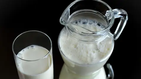 Fotografía de archivo de un vaso y una jarra de leche. Fotografía de archivo de un vaso y una jarra de leche.