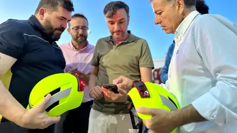 Cascos inteligentes para los servicios de limpieza y recogida de residuos en Albacete. Manuel Serrano, Alcalde de Albacete junto un trabajor de Halotech.