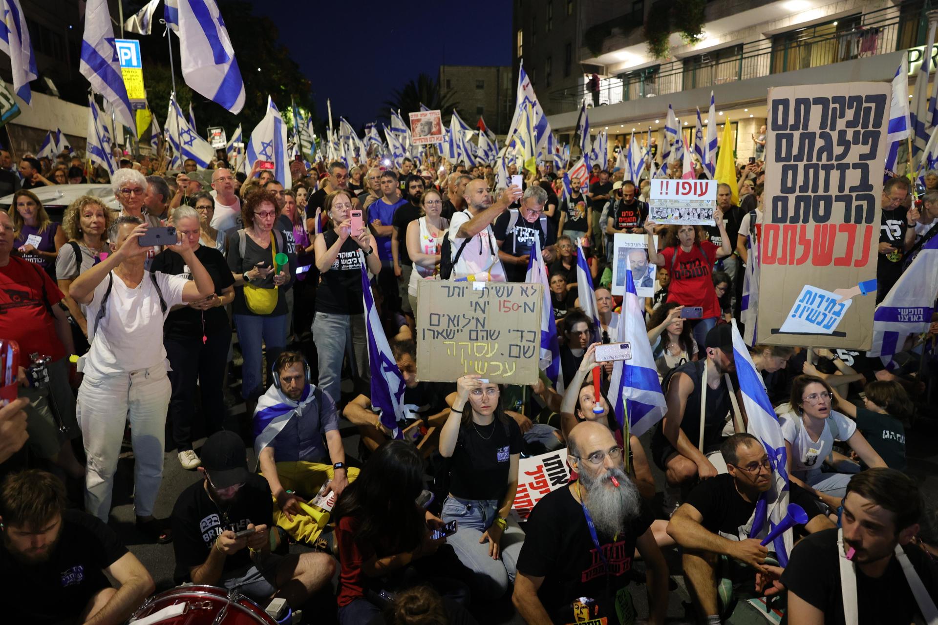Miles de israelíes protestan en Jerusalén contra Netanyahu y le exigen un acuerdo en Gaza Miles de israelíes protestan en Jerusalén contra Netanyahu y le exigen un acuerdo en Gaza
