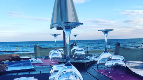 Los chiringuitos y restaurantes de playa son una buena opci&oacute;n para disfrutar del verano y las vacaciones 